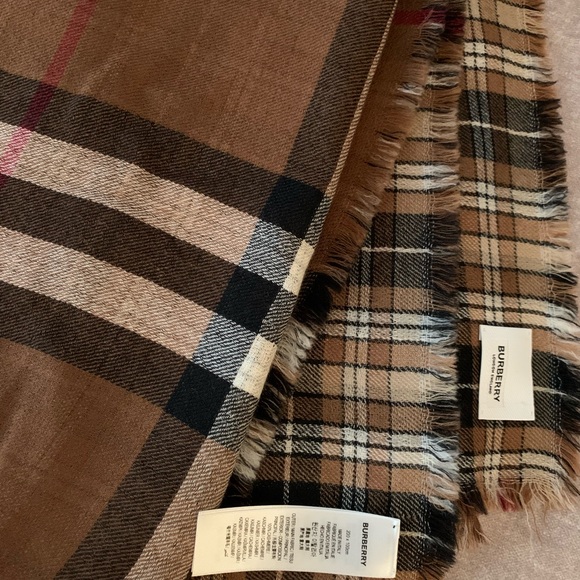 BURBERRY Cashmere Scarf - NEW - Picture 9 of 9